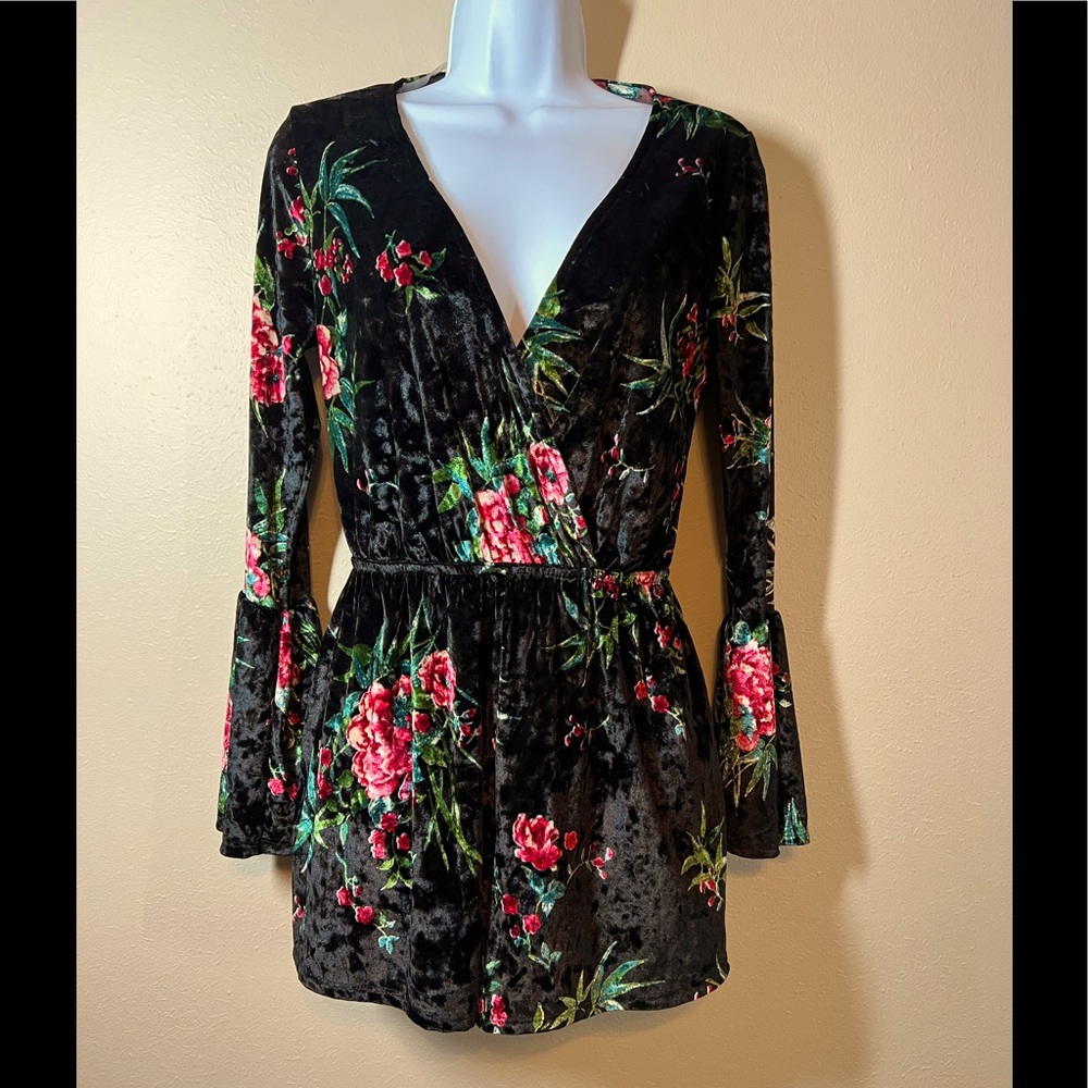 Sadie and Sage Floral Romper size Small